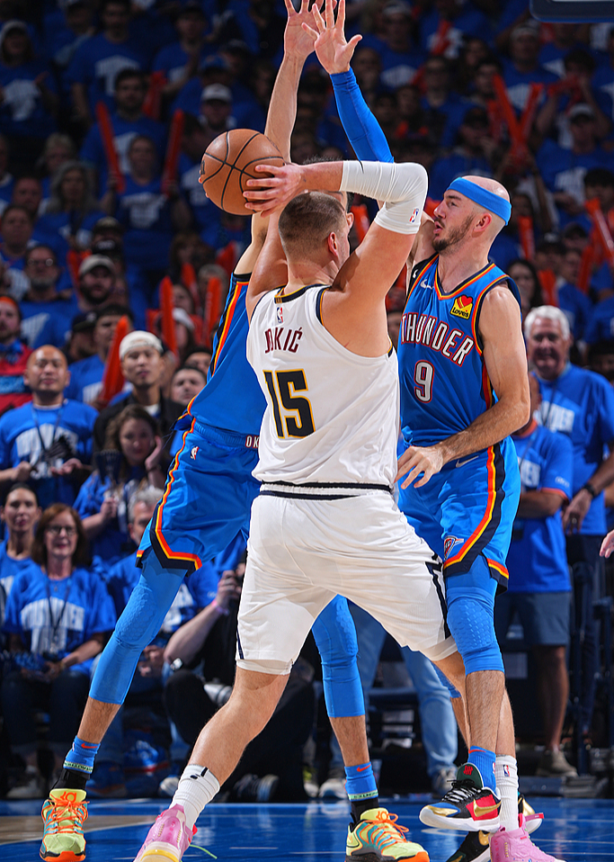 平博登录俄克拉荷马雷霆训练开放日；赛前防线松动引欢呼；NBA总决赛在即；细节决定成败的简单介绍